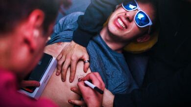 Shooter inaugura 'Over Power Room' tatuándose un iPhone en el pezón