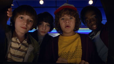 Ojalá todos tuviésemos unos amigos tan guays como los niños de Stranger Things, ¿verdad?