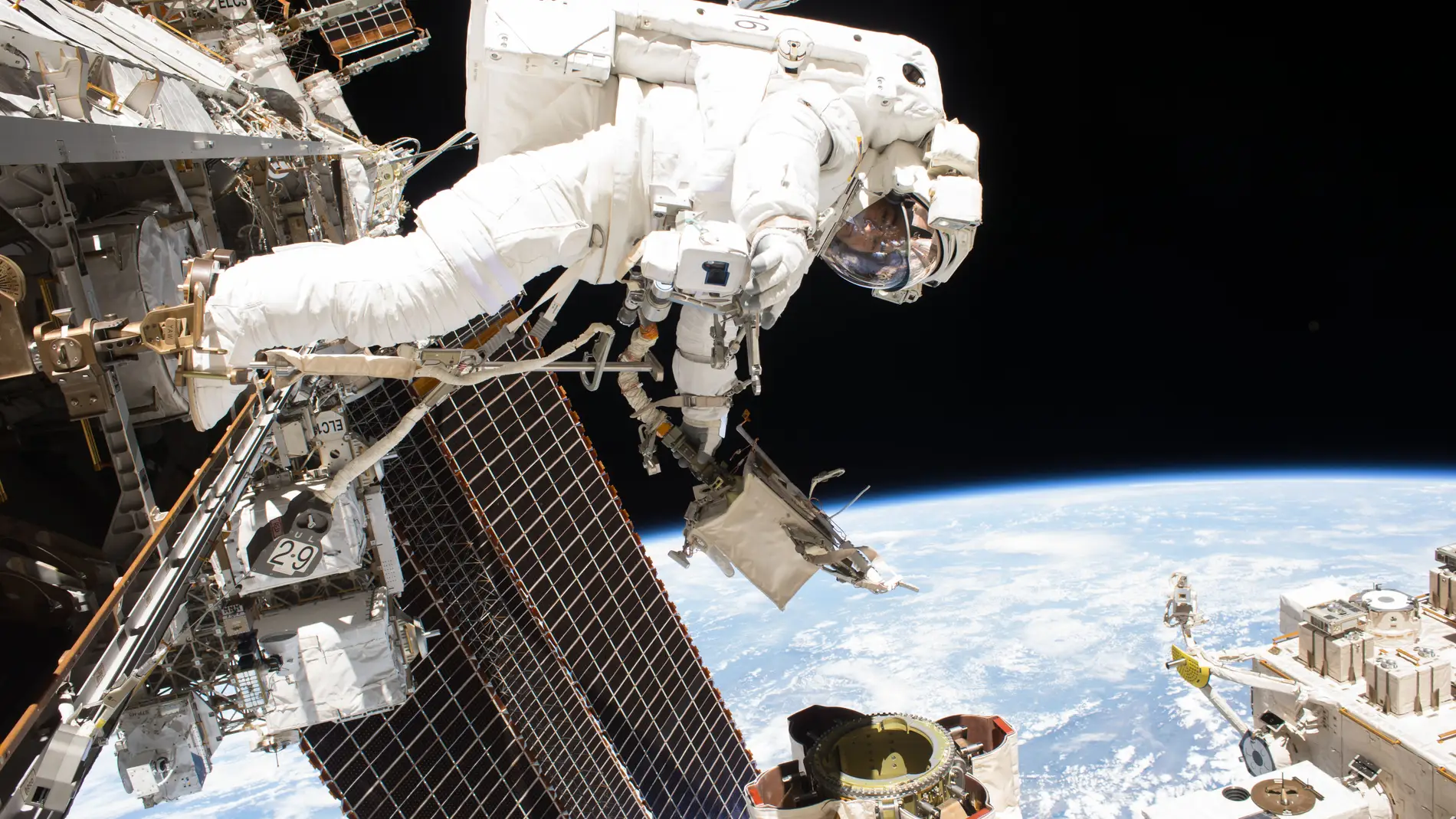 El astronauta Mark Vande Hei durante uno de sus paseos espaciales