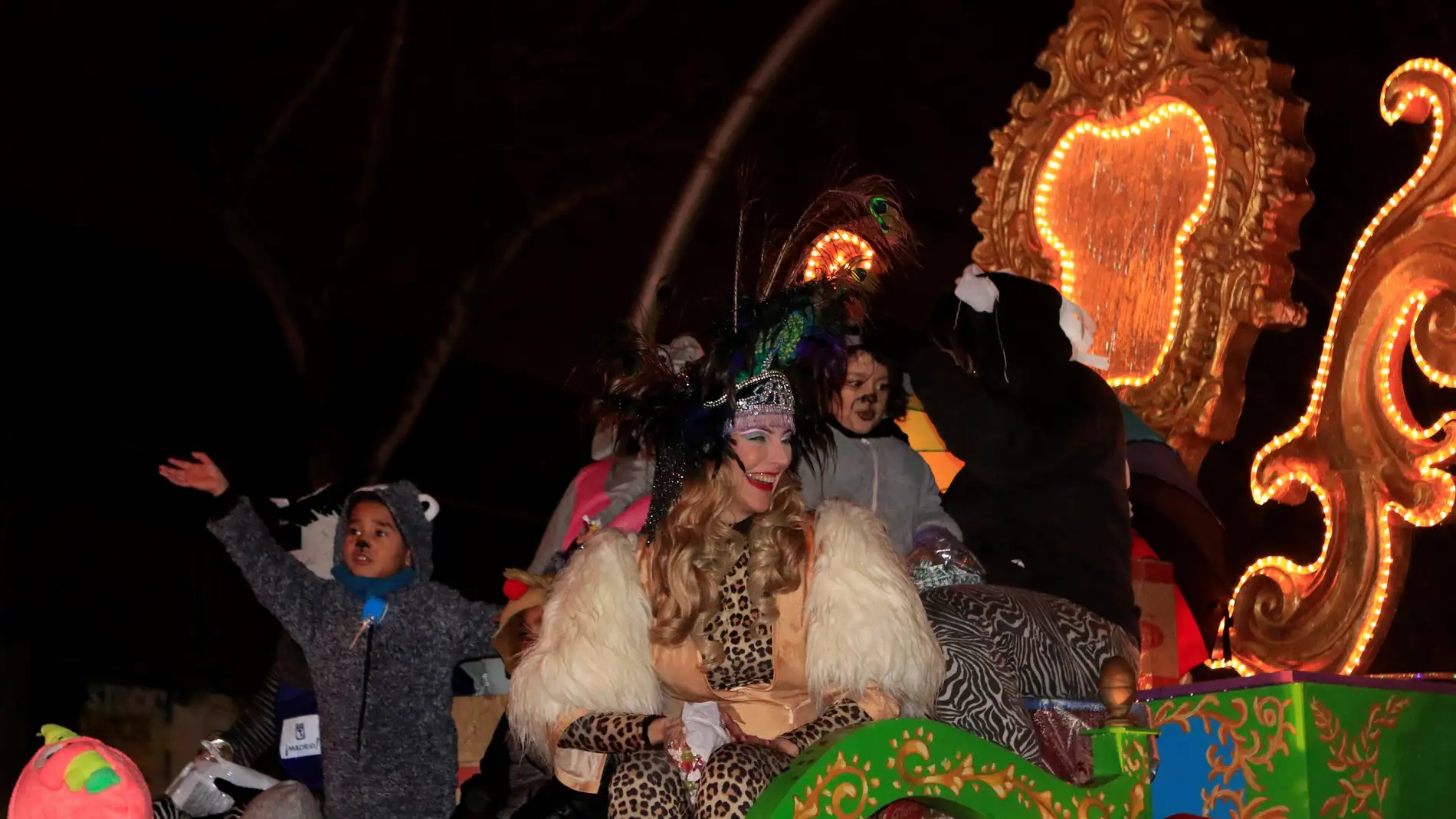 La artista Roma Calderón en la carroza del Orgullo Vallecano durante la cabalgata de Reyes que recorre Vallecas