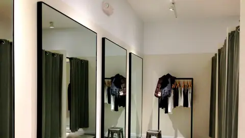 Imagen de archivo de probadores en una tienda de ropa. Probadores en una tienda de ropa