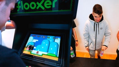 Salva, ByTarifa y Theshootercoc se retan al 'Super Mario Bross' en la recreativa de Flooxer