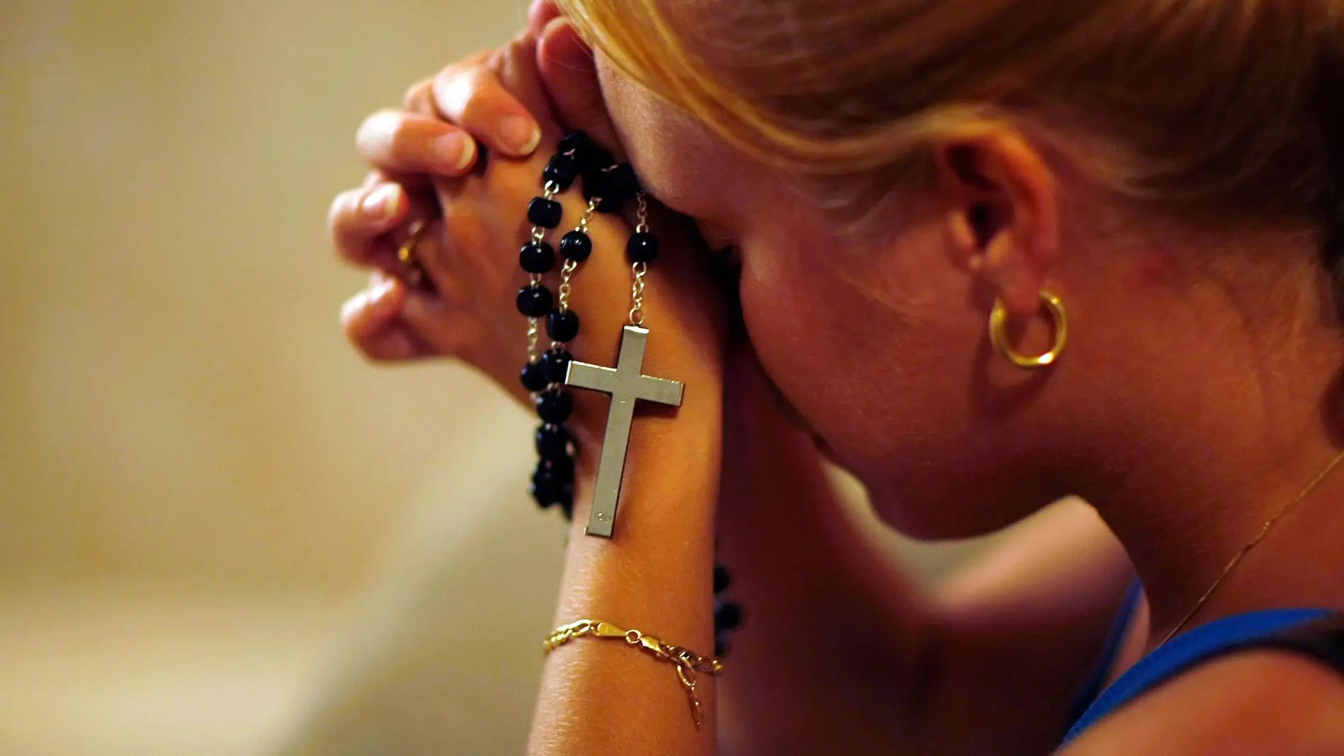 Mujer rezando en una iglesia