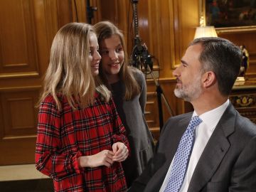 El Rey Felipe junto a las infantas durante el discurso de Navidad