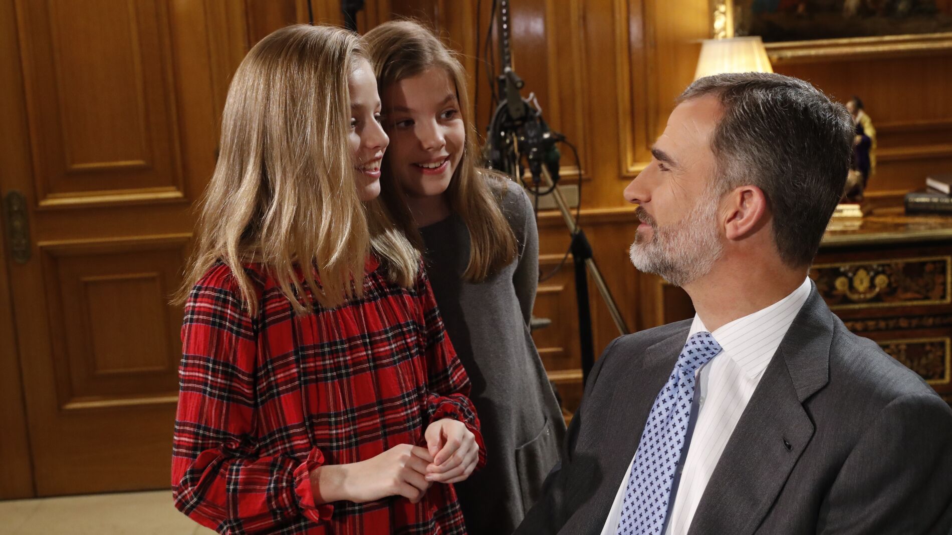 El Rey Felipe junto a las infantas durante el discurso de Navidad