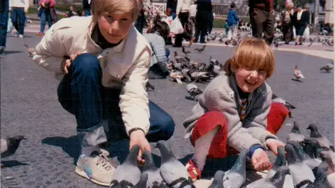 Angélica en la Plaza de Catalunya con su hermano Angélica en la Plaza de Catalunya con su hermano