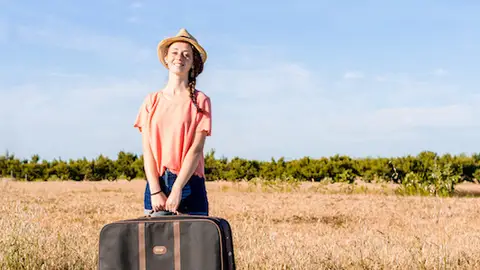 30cosas14.jpg Girl holds her suitcase while smiling happily during his vacation - people, holiday and lifestyle concept