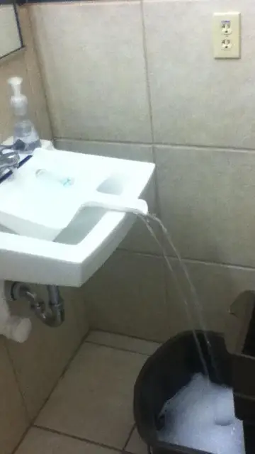 Filling-Container-Water.jpg Liopardo