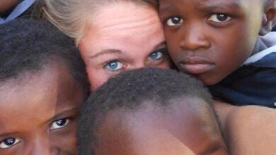 Humanitarians of Tinder: cuando te haces selfies con niños del tercer mundo para ligar