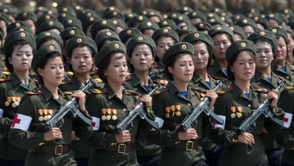 Norcoreanas desfilando