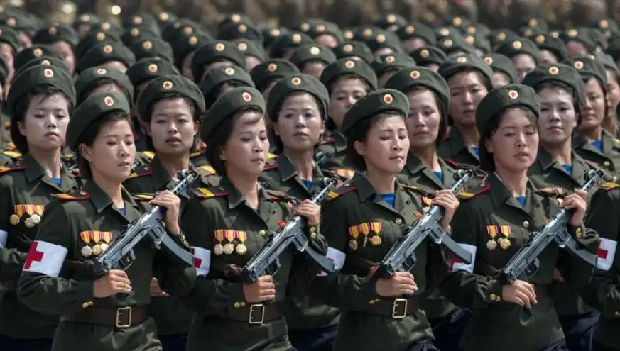 Norcoreanas desfilando