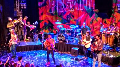 Volando junto a La Pegatina