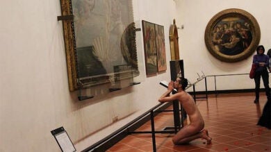 Entrevistamos a Adrián Pino Olivera, el artista que posa desnudo en los museos