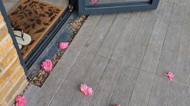 Aparecían rosas por sorpresa en su puerta y flipó al grabar al causante