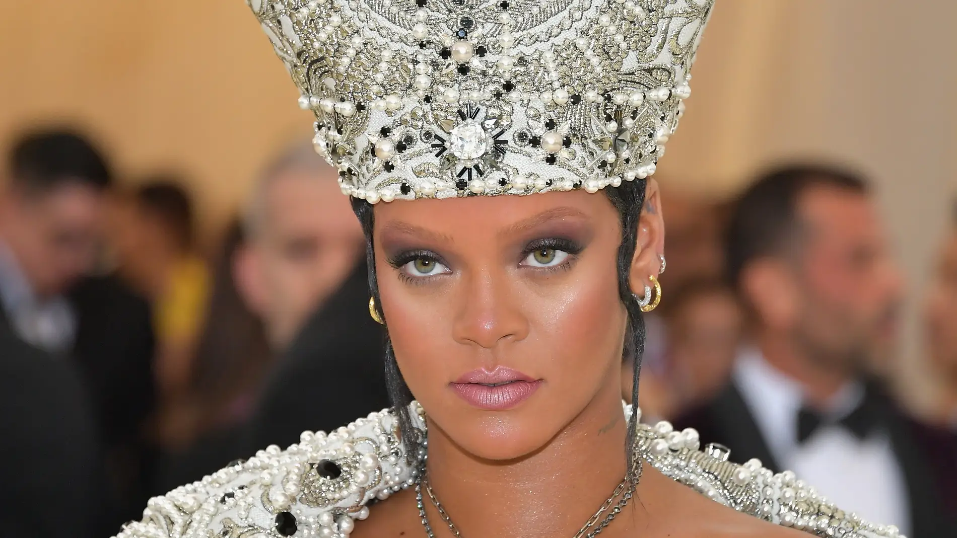 Rihanna con una mitra de perlas en la MET Gala 2018