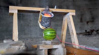 Experimento: ¿Qué ocurre si echamos sal derretida en una sandía?