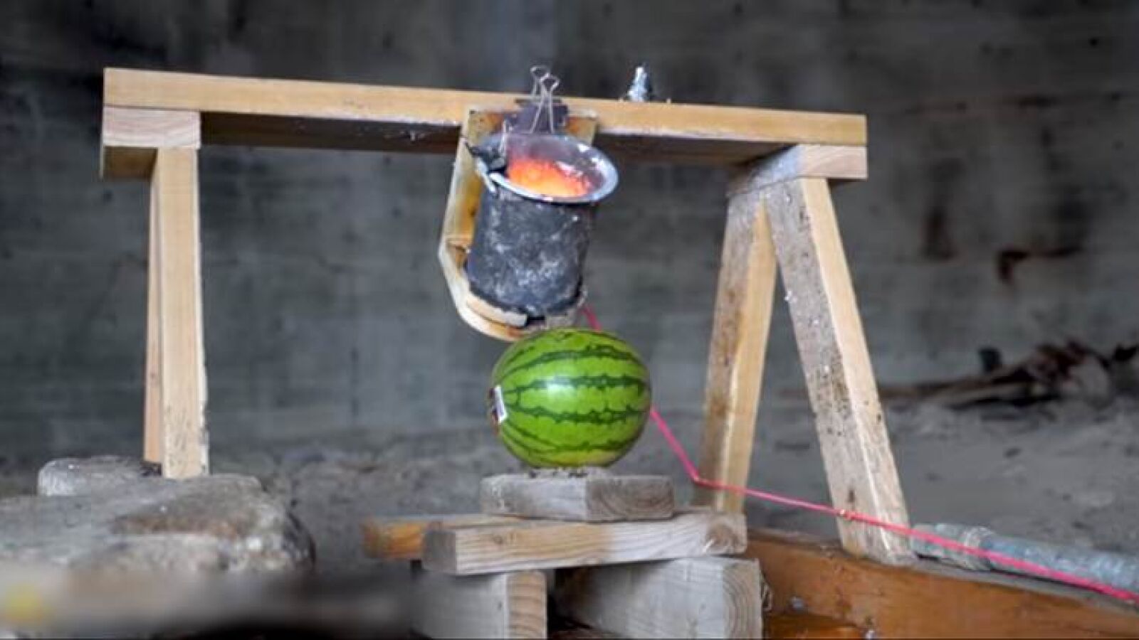 Experimento: ¿Qué ocurre si echamos sal derretida en una sandía?