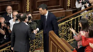 Mariano Rajoy saluda a Pedro Sánchez tras convertirse en presidente del Gobierno