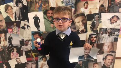 El vídeo más riquiño del año: Niños de un colegio gallego organizan un festival sobre Miguel Bosé y le piden que vaya a verlos