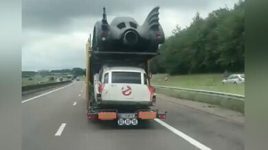 Graban por una carretera una mejor camión que verás en tu vida