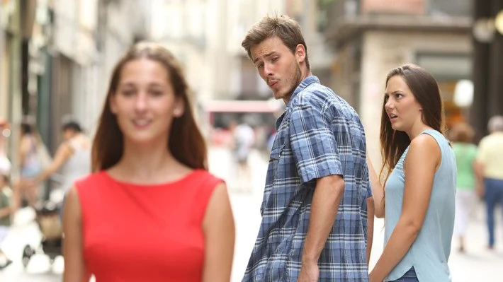 El meme del novio distraído El meme del novio distraído