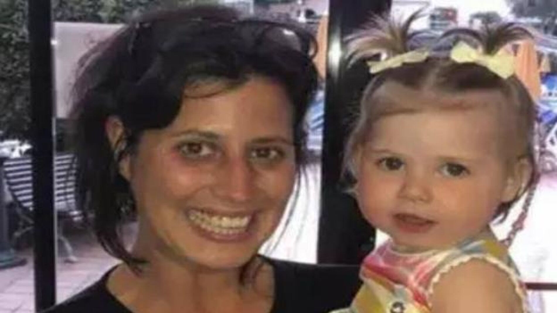 La fot&oacute;grafa, Alessia, con la ni&ntilde;a que salv&oacute;