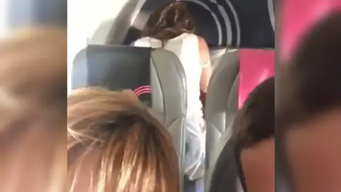 Pareja teniendo sexo en pleno vuelo Pareja teniendo sexo en pleno vuelo