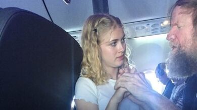 Nadie podía comunicarse con un hombre ciego y sordo que viajaba en un avión hasta que apareció esta adolescente