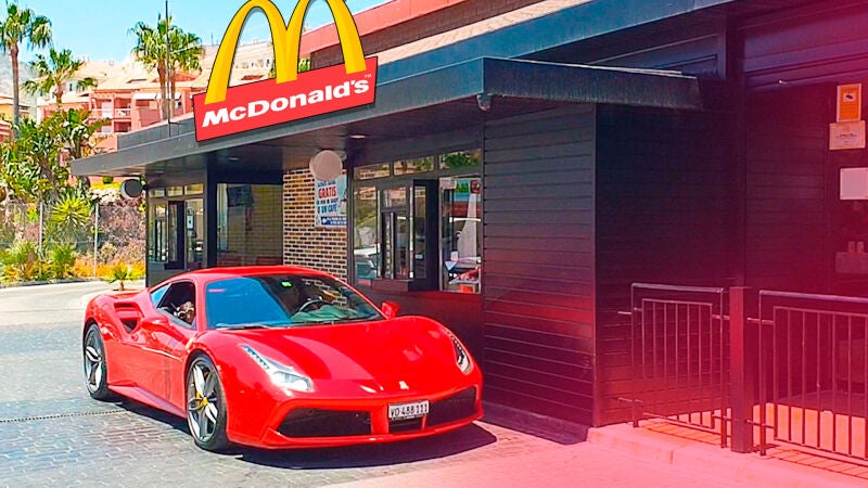 Logan G sorprende a los trabajadores de un McDonalds al ver a un niño conducir un Ferrari