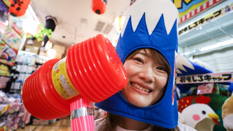 Ernesto y Yuko de 'Nekojitablog' visitan la tienda más extraña de Japón: Don Quijote