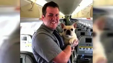 Darcy con el azafato que le salvó Darcy con el azafato que le salvó