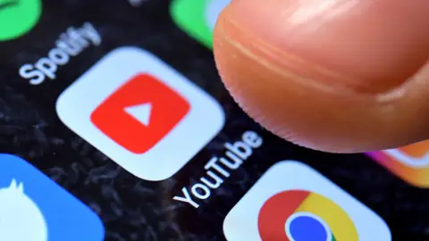 Imagen de archivo de dos aplicaciones, YouTube y Google, en el móvil de un usuario Imagen de archivo de dos aplicaciones, YouTube y Google, en el móvil de un usuario