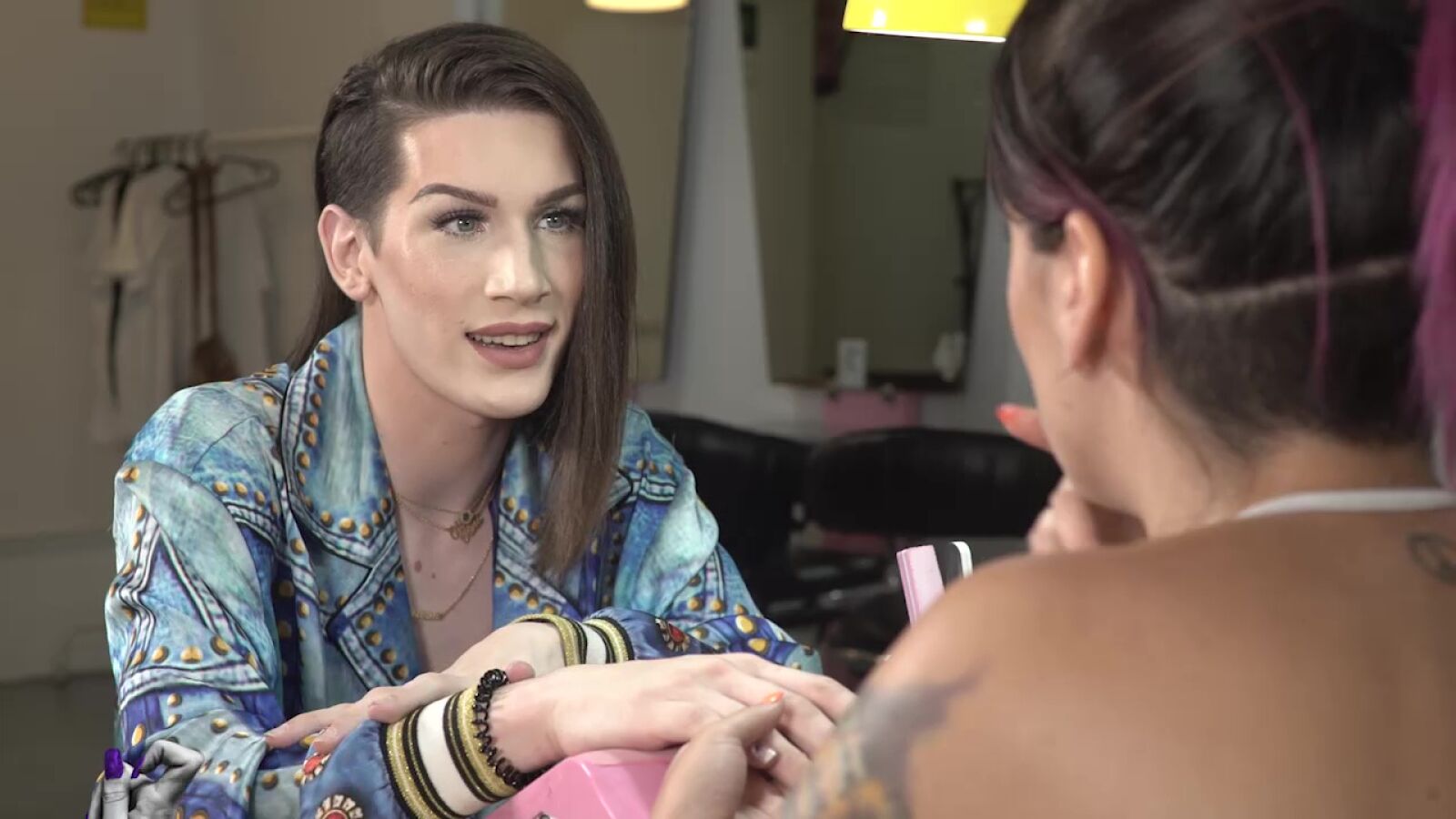 Sindy Takanashi entrevista a Oto Vans en 'Las Uñas'