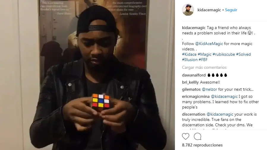 Mago haciendo un truco con el Cubo de Rubik