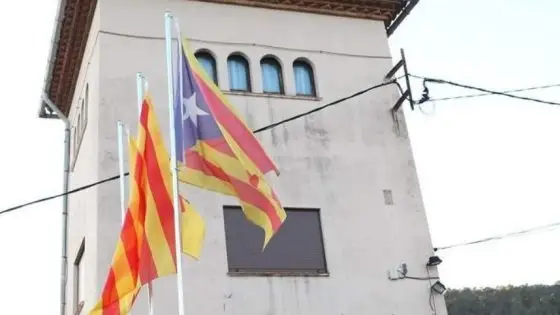 Bandera de Cataluña en la plaza Lluís Millet (Barcelona) 