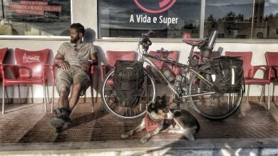 Joshua Sivarajah lo dejó todo para recorrer el mundo en bici con su perro