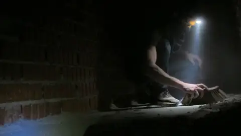 El diseñador (y fontanero) que se introduce en lugares imposibles El diseñador (y fontanero) que se introduce en lugares imposibles