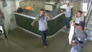 Unos trabajadores son 'aterrorizados' por un pitbull y el vídeo se hace viral