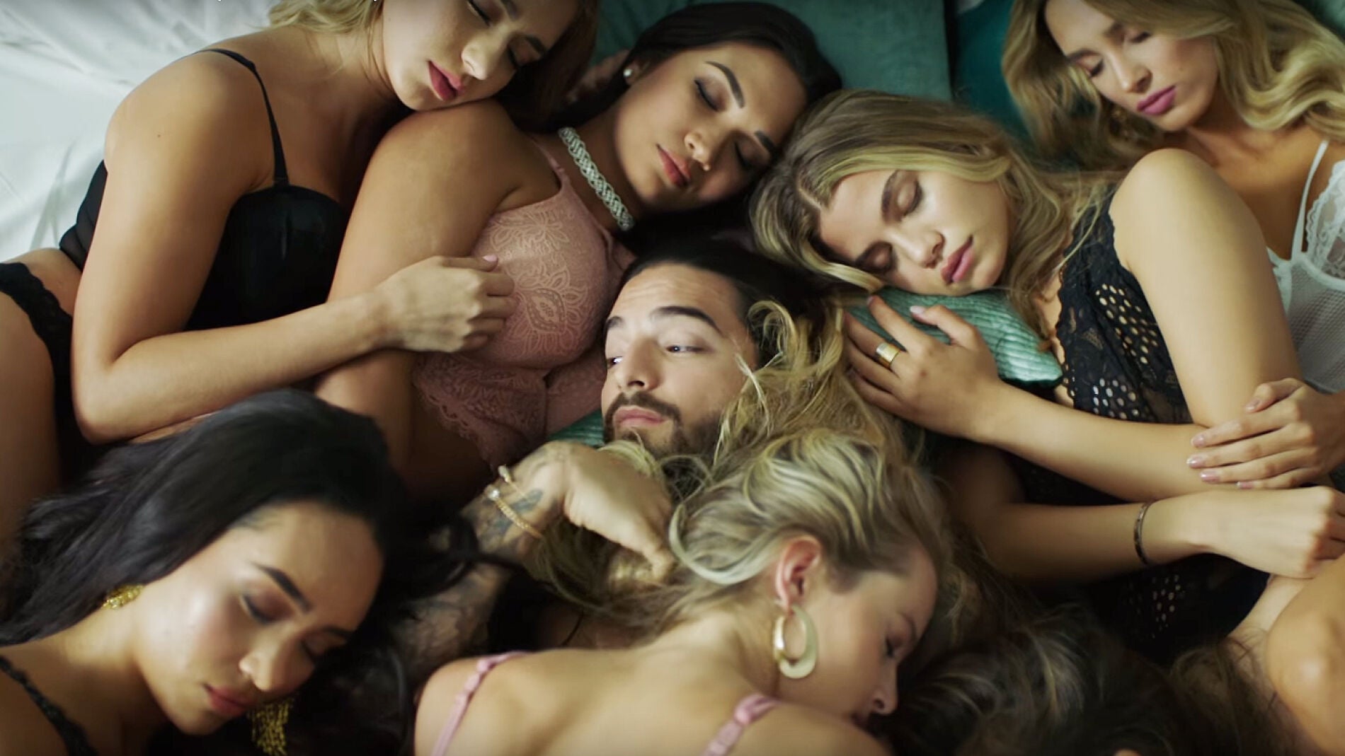 Maluma rodeado de mujeres en el videoclip de 'Mala M&iacute;a'