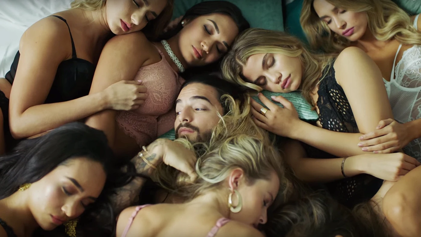 Maluma rodeado de mujeres en el videoclip de 'Mala Mía'