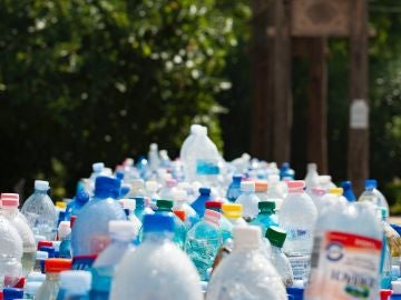 El plástico, el material presente en la mayoría de los envases, es uno de los principales enemigos del medio ambiente