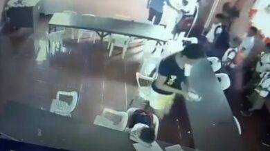  Un niño se queda dormido en clase y al despertarse confunde una silla con su mochila