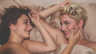 Soy chica, heterosexual y disfruto viendo porno lésbico, ¿y qué?