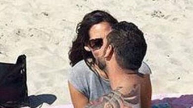 La imposible postura de unos amantes en la playa captada por Google Maps que está volviendo loco a todos