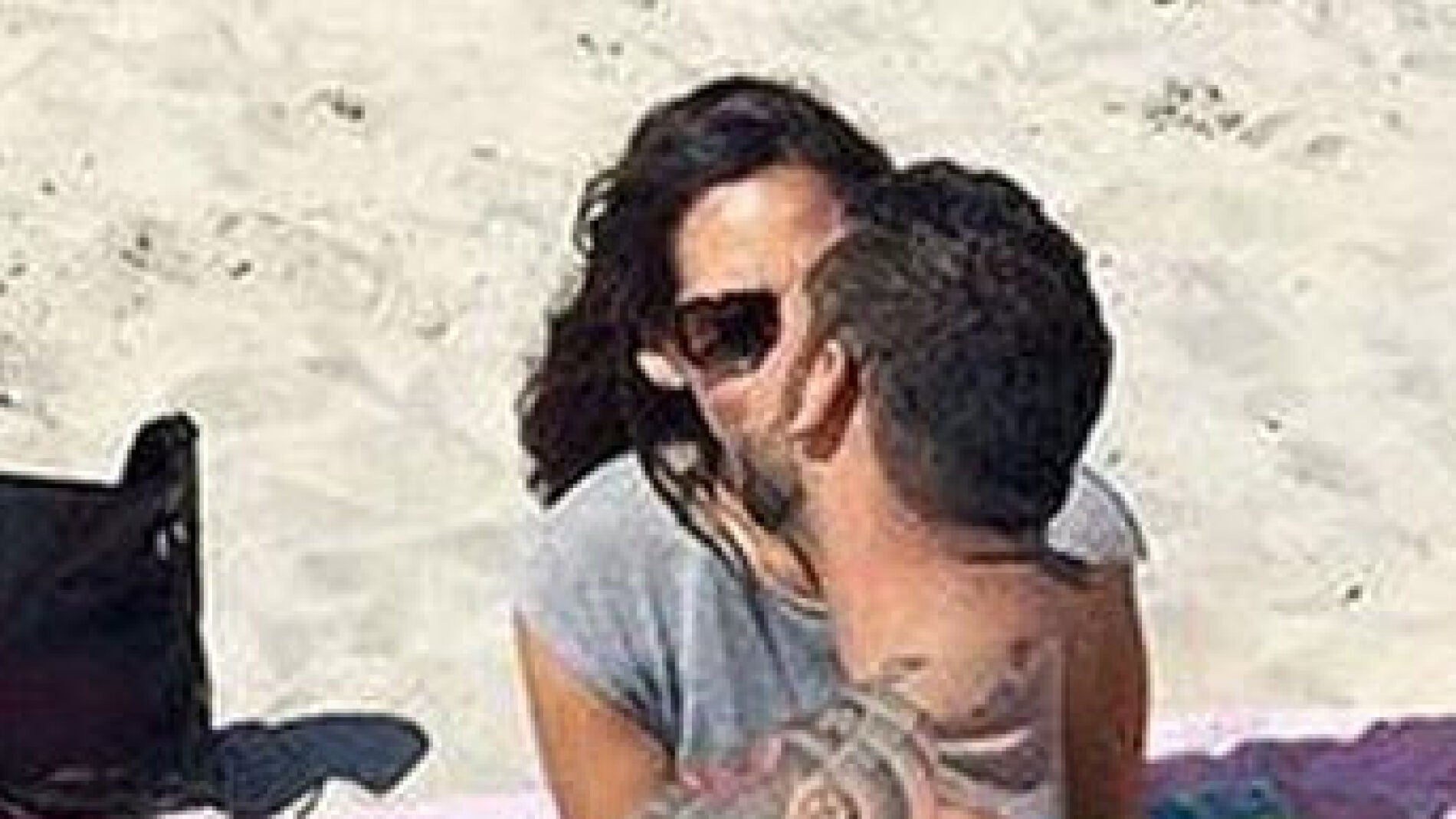 La extra&ntilde;a postura de unos amantes en la playa captada por Google Maps que enloquece a sus usuarios