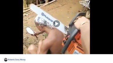 Vídeo: Un joven le corta el pelo a su amigo con una motosierra