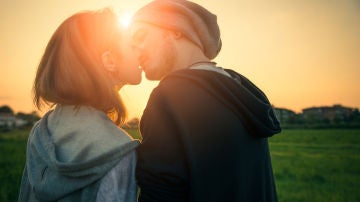 Pareja besándose Pareja besándose