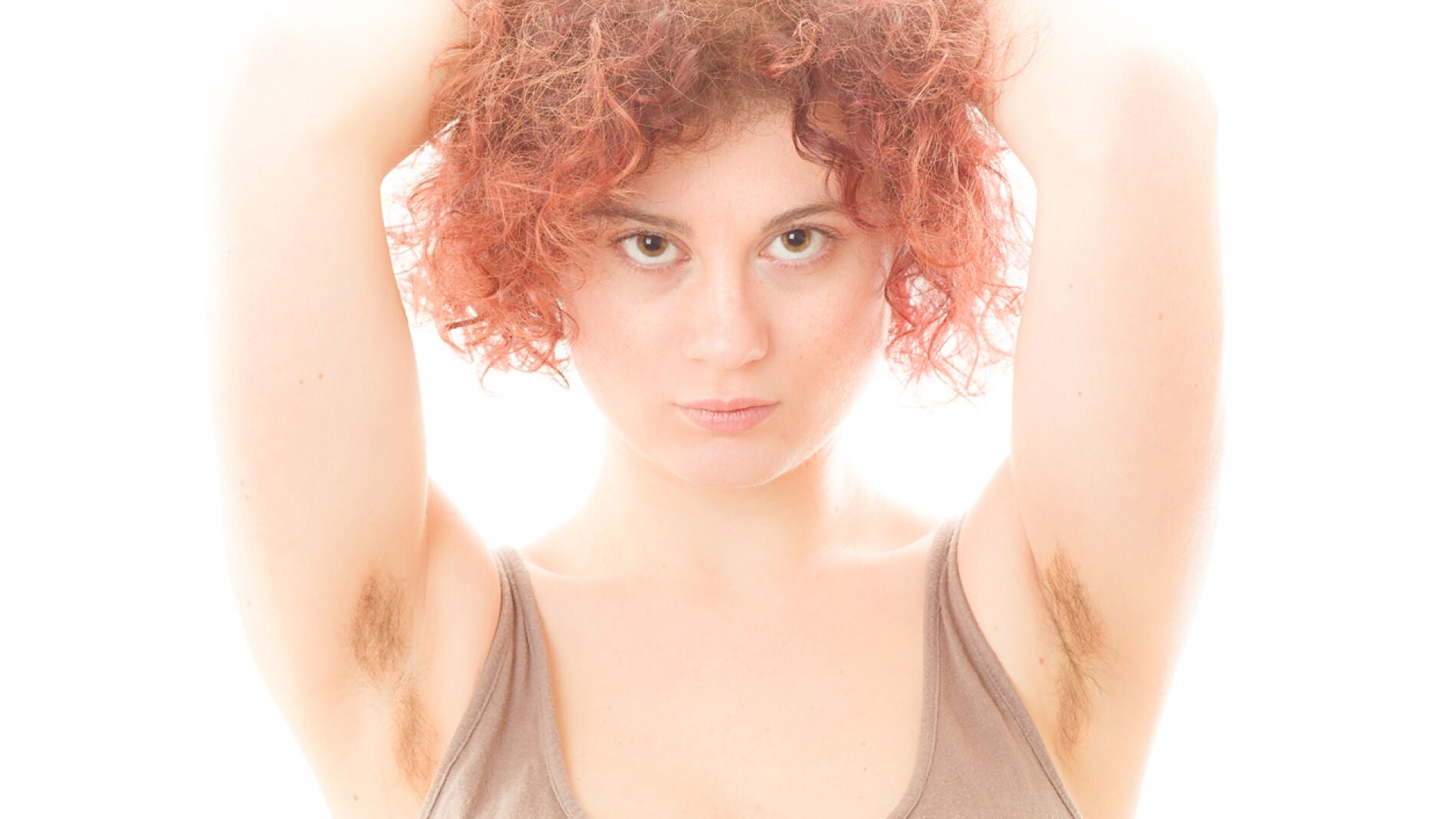 Mujer con vello en las axilas