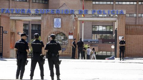 Policías a las puertas de una comisaría