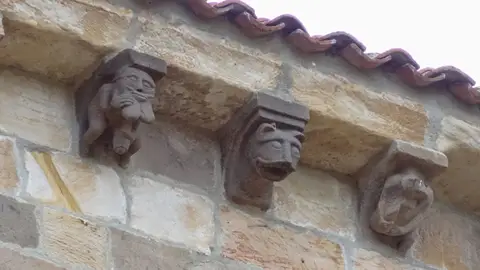 Capiteles en la colegiata de San Martín de Elines Capiteles en la colegiata de San Martín de Elines